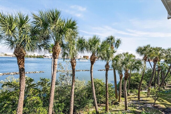 Building Photo - 924 Hemingway Cir