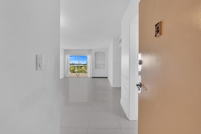 Primary Photo - 400 Kings Point Dr