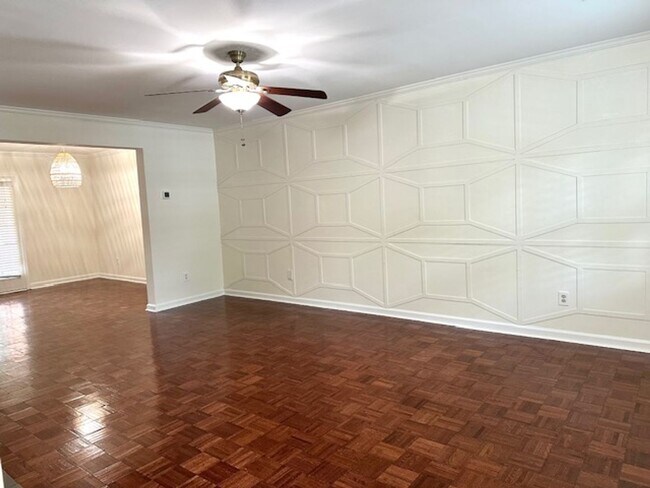 Building Photo - LIVE IN THE HEART OF FOREST ACRES