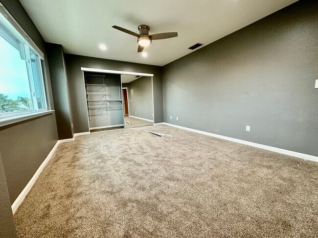 Building Photo - Must See This Beautiful 4 Bedroom 3 Bathro...