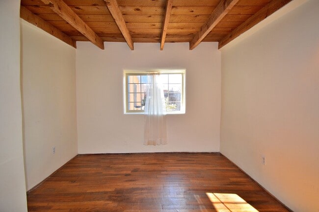 Building Photo - 142 Duran St