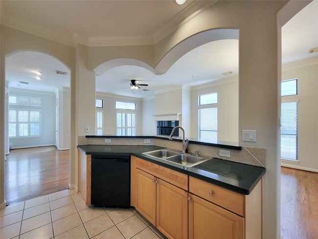 Building Photo - 604 Reinerman St