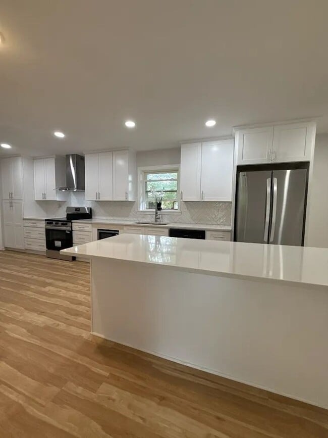 Building Photo - 2407 Summerland Dr