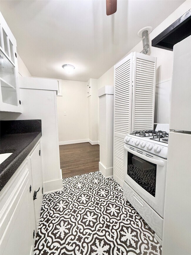 Building Photo - 1136 Berthea St