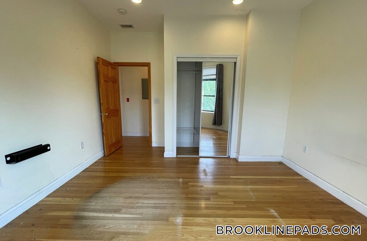 Building Photo - 1801 Beacon St