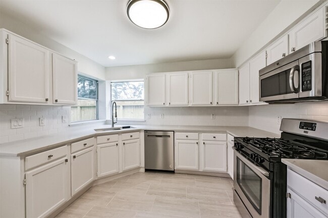 Building Photo - 9202 Bayou Bluff Dr