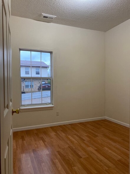 Building Photo - 1007 Westward Trails Dr
