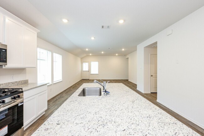 Building Photo - 3027 Lake Crest Dr