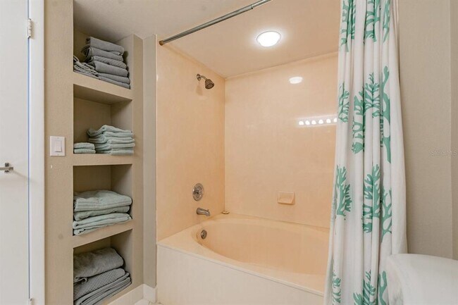 Building Photo - 6081 Bahia Del Mar Cir N