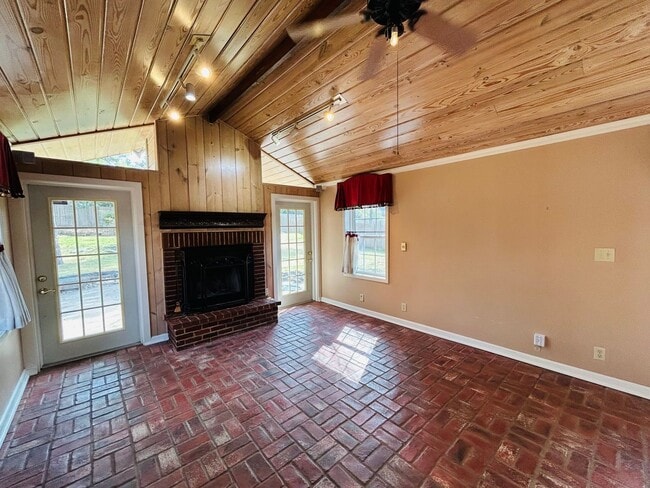 Building Photo - Absolutely gorgeous, remodeled home in beautiful location in Midtown Tulsa