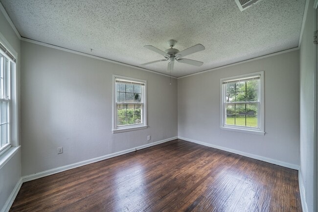 Building Photo - 1155 Greenbrier Dr