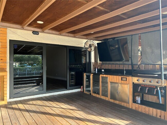 Building Photo - 2645 Parkview Dr S