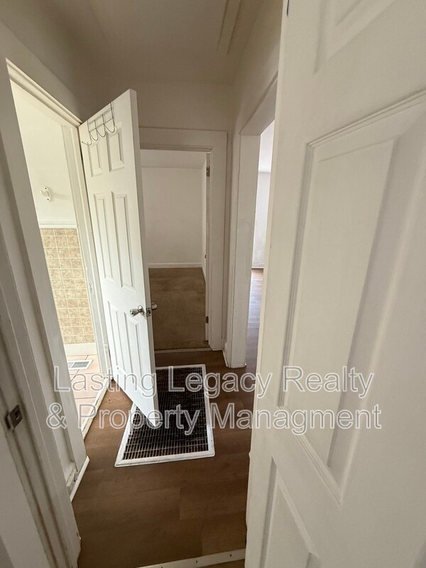 Building Photo - 704 W Twenty-Sixth St