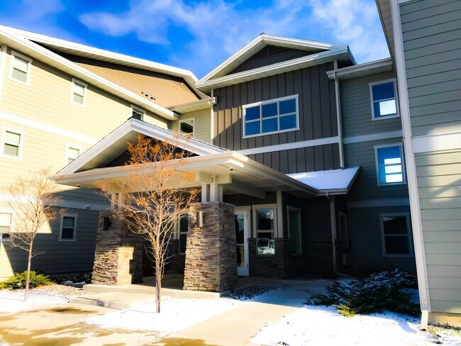 Building Photo - Stunning 2 Bedroom 2 Bathroom Apartment *R...