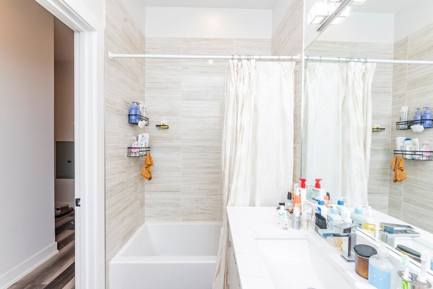 Building Photo - 2322 N Clark St