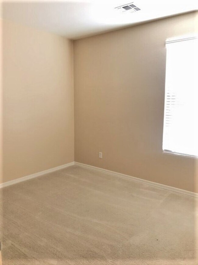 Building Photo - Beautiful 4 Bedroom / 2 Bath, in North Pho...