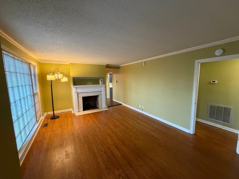 Building Photo - 2313 Ingleside Dr