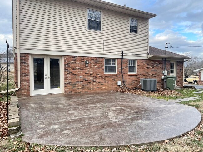 Building Photo - 290 Shawnee Dr