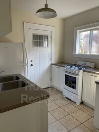 Building Photo - 1681 1/2 Oak Street