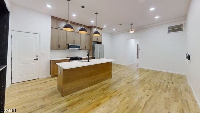 Primary Photo - 155 Midland Ave