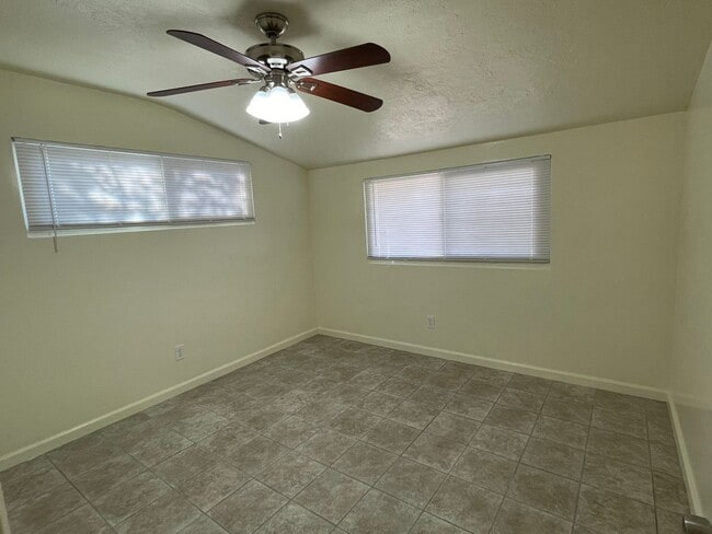 Building Photo - Apple Valley Home 4 Bedrooms, 2 Bathrooms,...