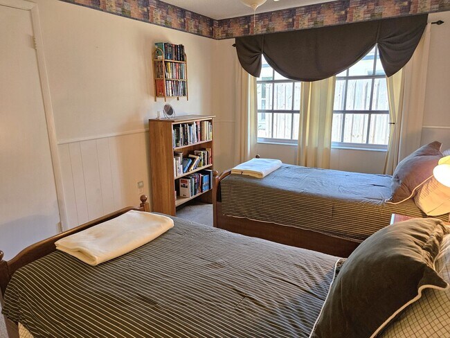 Building Photo - Seasonal Short-Term Single-Family Heated Pool Home located in Venice Gardens!