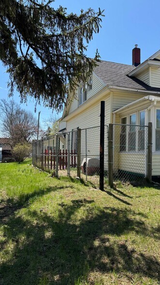 Building Photo - 806 E Loomis St