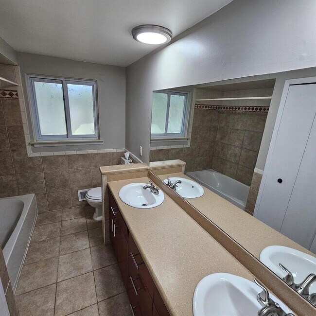 Building Photo - 4 bedroom, 2.5 bath, 2 car garage colonial...