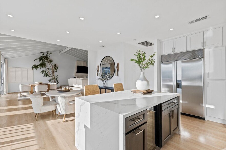 Building Photo - 2019 Sunset Plaza Dr