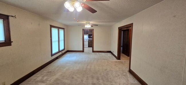 Building Photo - Spacious 2 bedroom with garage + 2 vehicle...