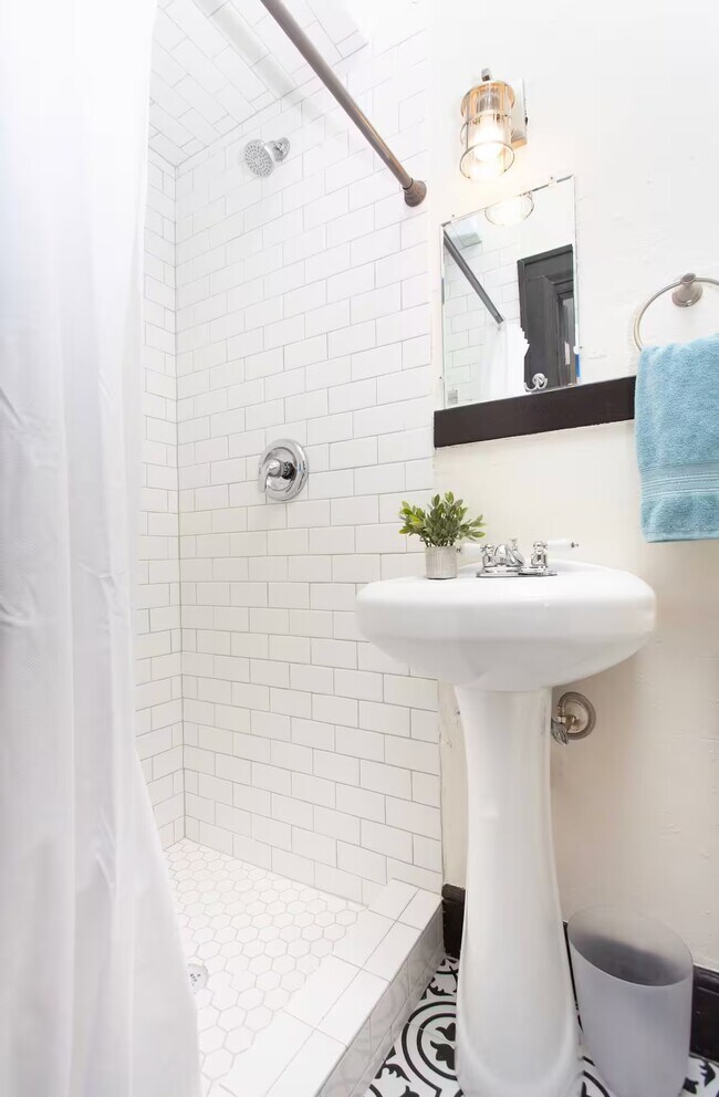 Building Photo - Midtown Duplex