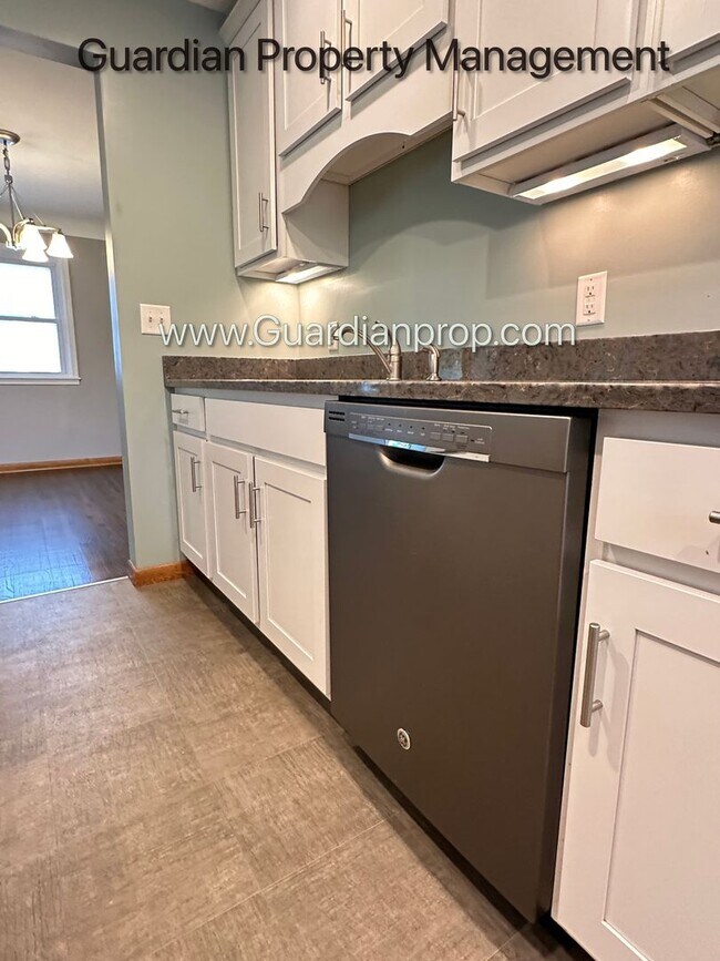 Building Photo - Linden Hills Main Upper Level  Duplex, Fenced Yard, 1 Car Garage, Dishwasher, Storage, Laundry