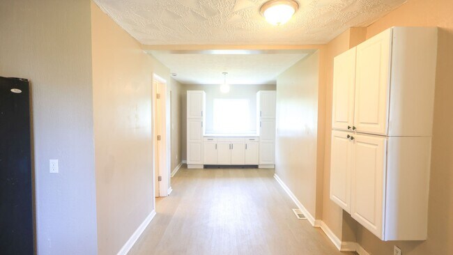 Building Photo - 3 bedroom 2 bathroom Available in Lorain!