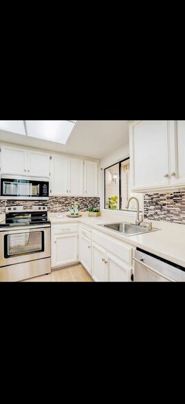 Building Photo - 1728 Calais Ct