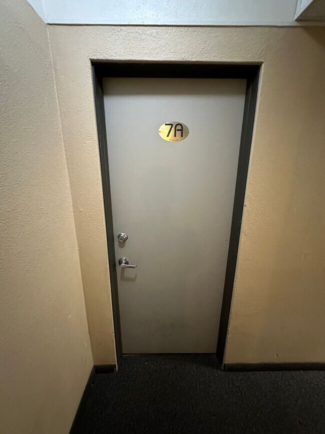 Building Photo - LOCATION!! LOCATION!! Beautiful 1 bedroom, 1 full bath condo in Capitol Hill neighborhood