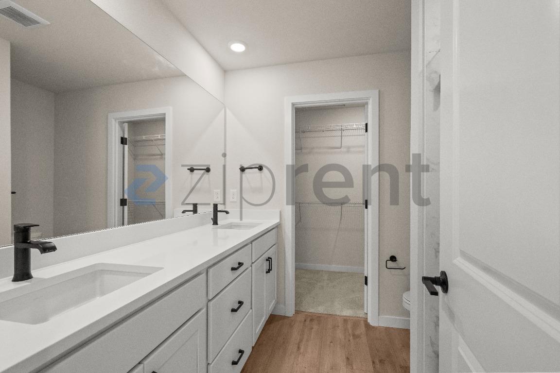 Building Photo - Unit H4