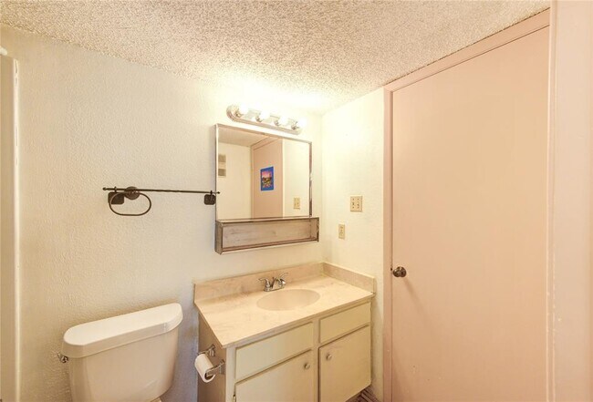 Building Photo - 13020 Leader St
