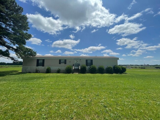 Building Photo - Country Living at its Best