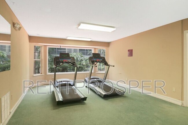 Building Photo - 3944 Versailles Dr