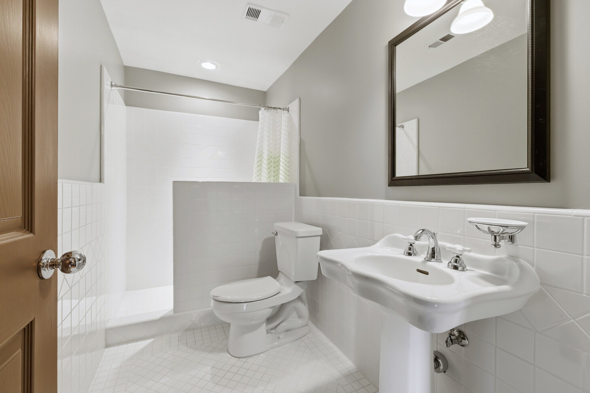 Building Photo - 14960 Dickens St