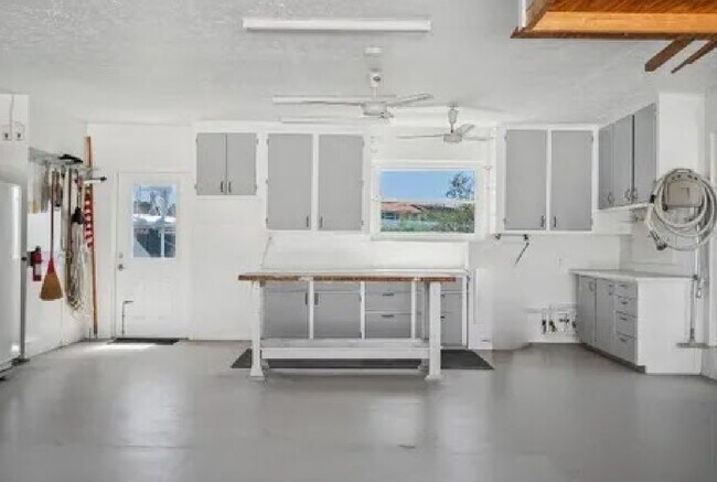 Building Photo - 1360 SW Albatross Way