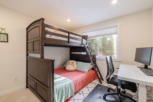 Building Photo - 3BR Furnished NW Bend Home