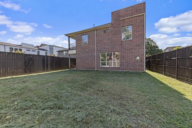 Building Photo - Chic M Streets townhome near shopping & di...