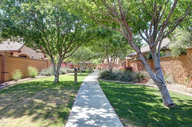 Building Photo - 2532 E Vermont Dr