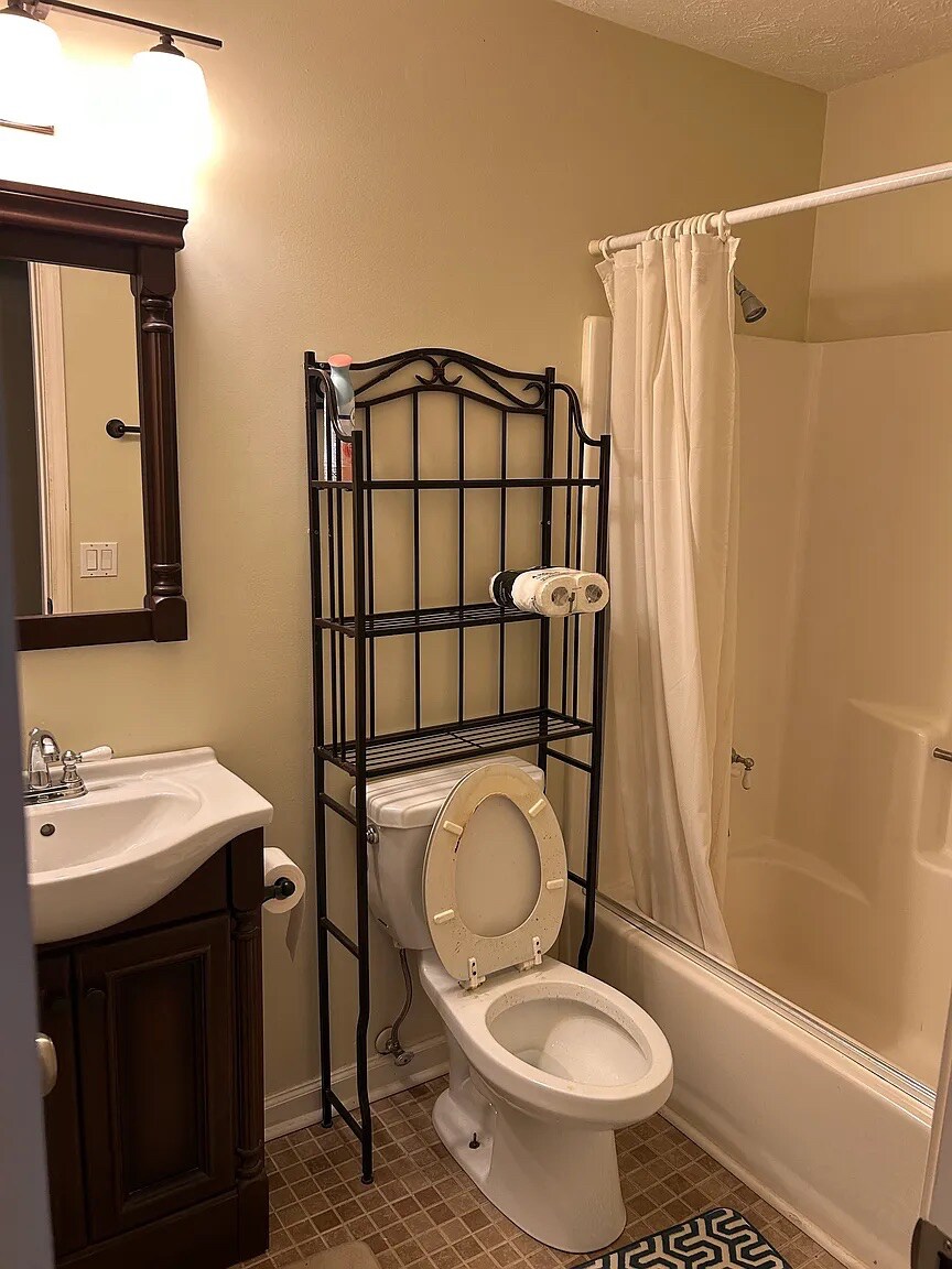 Building Photo - Room in House on Sugar Crest Dr