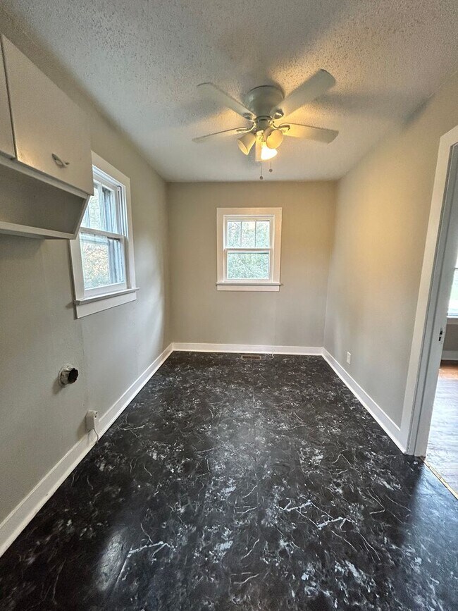 Building Photo - Charming 2 Bed, 1 Bath, Attached Carport a...