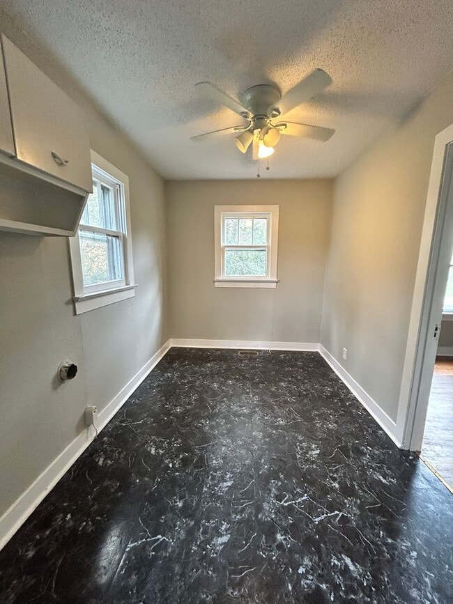 Building Photo - Charming 2 Bed, 1 Bath, Attached Carport and Spacious Yard!