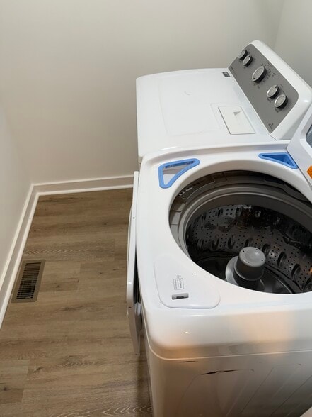 Full Size in unit Laundry - 20 Lyncrest St