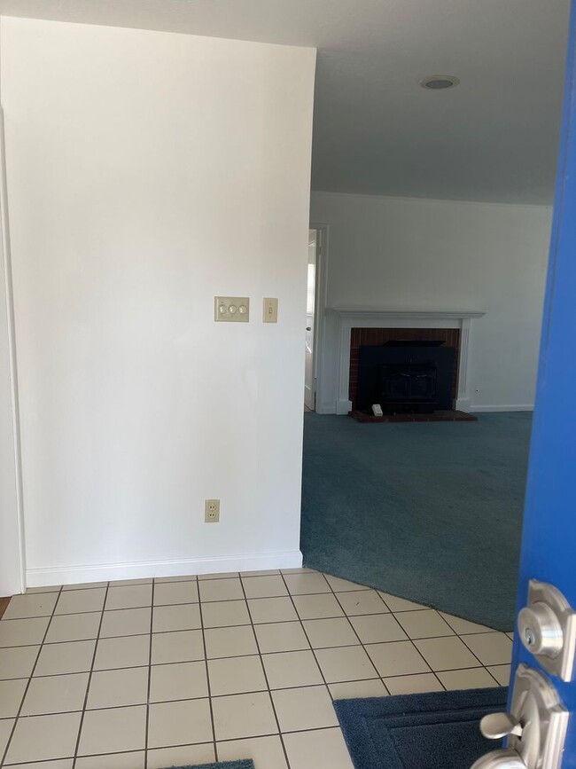 Building Photo - Great Four Bedroom, Three Bathroom House in Monterey