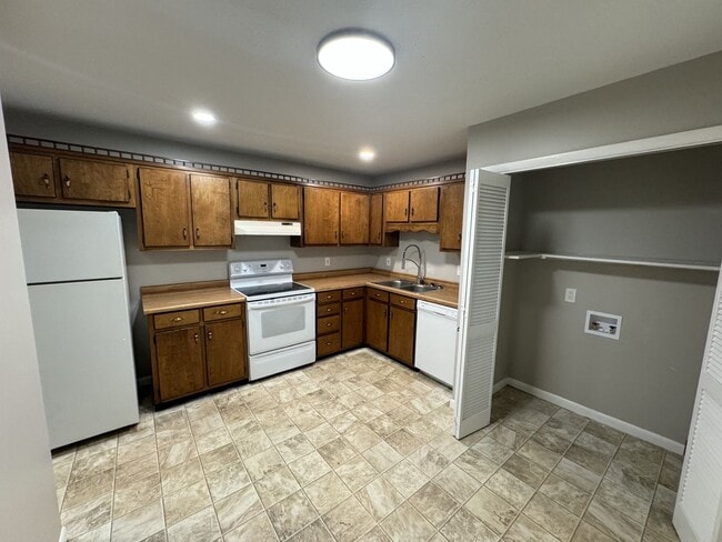 Building Photo - 2 Bed 1 Bath in Rossville w/ Huge Storage ...